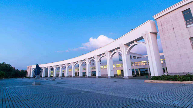 上海對外經貿大學廣場